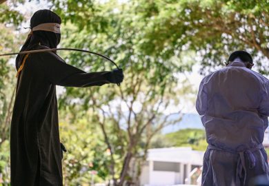 Indonesia, due studenti di 20 e 21 anni sono stati frustati 76 volte perché omosessuali