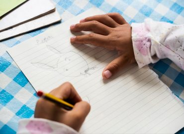 Giornata internazionale dei mancini, quanti lo sono? E perché per millenni sono stati considerati “figli del Diavolo”?