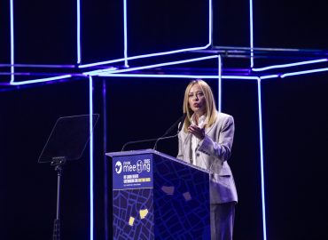 Meloni, da Rimini i “mattoni nuovi” per i giovani: piano casa e lavoro