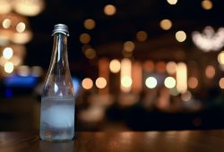 Verso una generazione di astemi? Così un ristorante propone un “menù d’acqua”