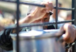 Fame a Gaza, Global Sumud Flotilla salpa per la Striscia con aiuti umanitari