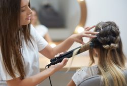 Riforma parrucchieri 2025: come cambierebbe il lavoro a domicilio?
