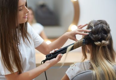 Riforma parrucchieri 2025: come cambierebbe il lavoro a domicilio?