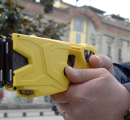 Due morti dopo l’uso del taser: cos’è, come funziona e cosa può provocare
