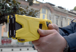 Due morti dopo l’uso del taser: cos’è, come funziona e cosa può provocare