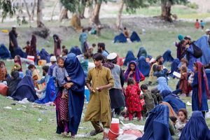 Donne e bambini afghani si rifugiano in un terreno dopo essere fuggiti dalle loro case in seguito al terremoto nella provincia di Kunar