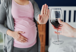 “Un bicchiere non fa male”? In gravidanza può rovinare una vita