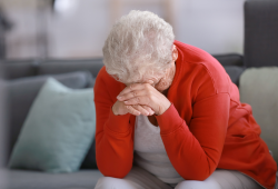 Abuso finanziario sugli anziani: quando i genitori (e i nonni) diventano il bancomat di famiglia
