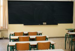 La denatalità chiude le scuole: sospese le attività in oltre 750 istituti in Grecia