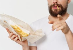 Cibi ultra-processati, uno studio rileva le conseguenze sul testosterone