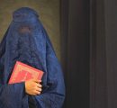 L’Afghanistan dei talebani censura le donne: banditi libri di autrici dai programmi universitari