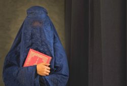L’Afghanistan dei talebani censura le donne: banditi libri di autrici dai programmi universitari