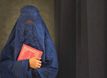 L’Afghanistan dei talebani censura le donne: banditi libri di autrici dai programmi universitari