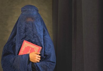 L’Afghanistan dei talebani censura le donne: banditi libri di autrici dai programmi universitari