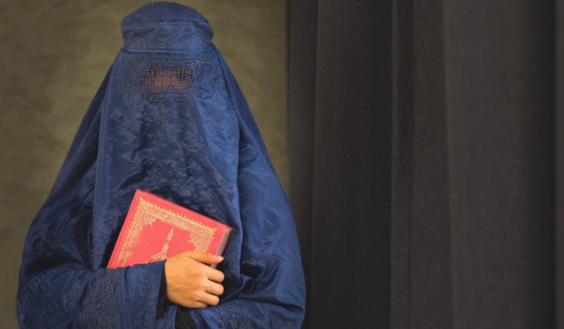L’Afghanistan dei talebani censura le donne: banditi libri di autrici dai programmi universitari