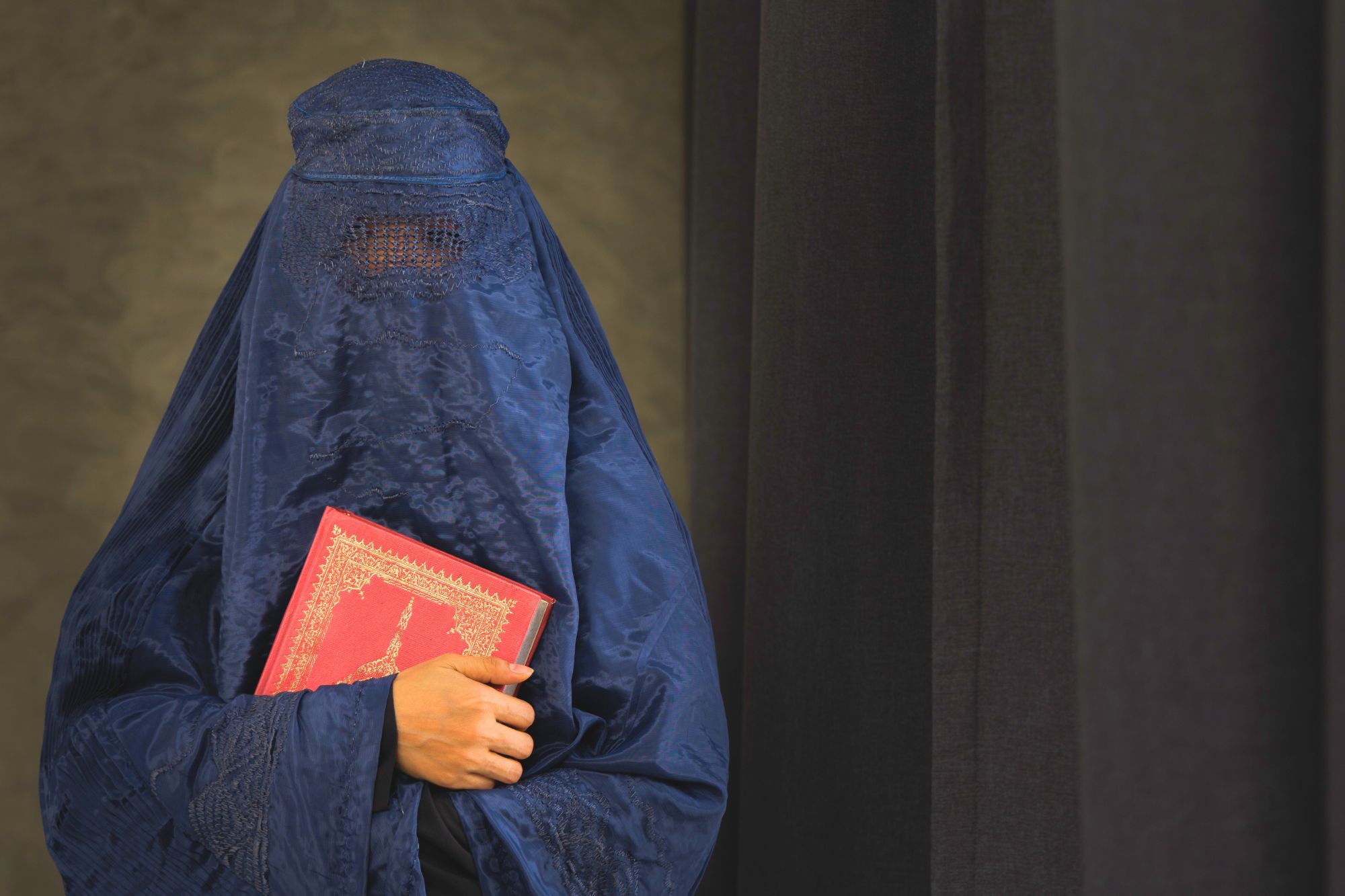L’Afghanistan dei talebani censura le donne: banditi libri di autrici dai programmi universitari