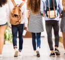Dress code a scuola: non solo abiti succinti, stop anche a unghie finte e barbe incolte