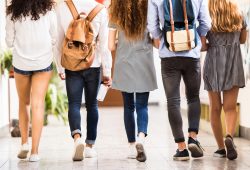 Dress code a scuola: non solo abiti succinti, stop anche a unghie finte e barbe incolte