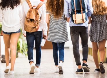 Dress code a scuola: non solo abiti succinti, stop anche a unghie finte e barbe incolte