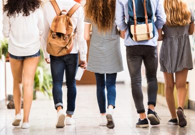 Dress code a scuola: non solo abiti succinti, stop anche a unghie finte e barbe incolte