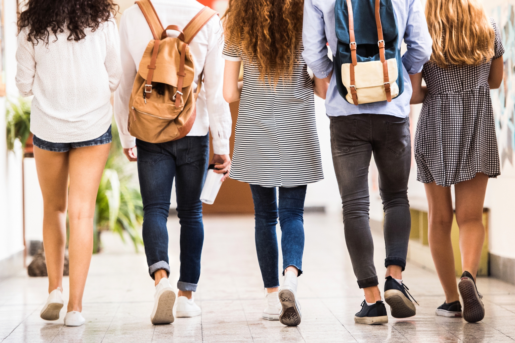 Dress code a scuola: non solo abiti succinti, stop anche a unghie finte e barbe incolte