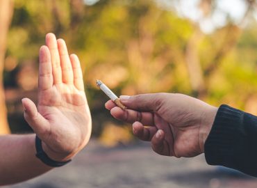 Vizio del fumo: scoperta la relazione con il livello di studio