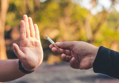 Vizio del fumo: scoperta la relazione con il livello di studio