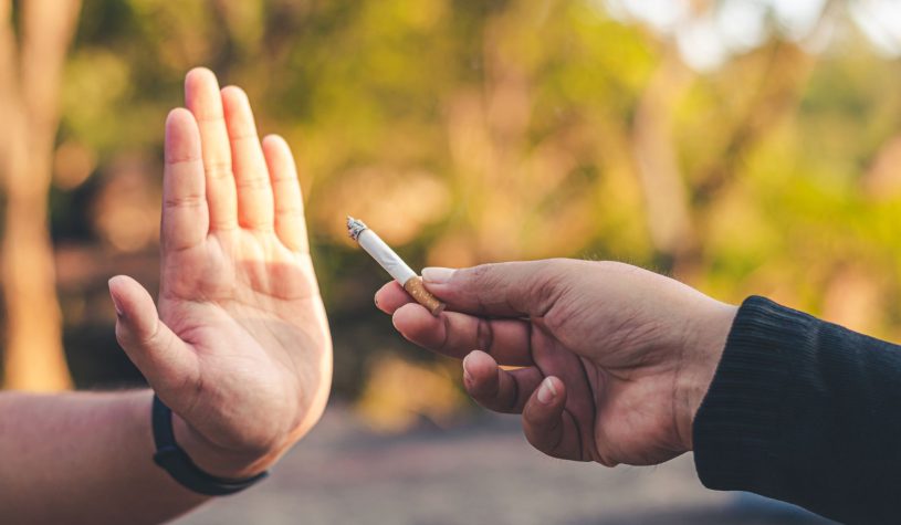 Vizio del fumo: scoperta la relazione con il livello di studio