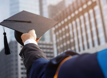 Riscatto laurea: taglio a 900 euro e pensione prima? Ecco il piano