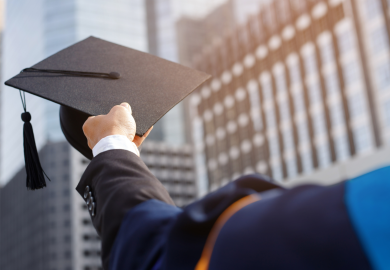 Riscatto laurea: taglio a 900 euro e pensione prima? Ecco il piano