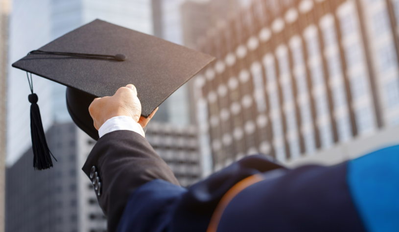Riscatto laurea: taglio a 900 euro e pensione prima? Ecco il piano