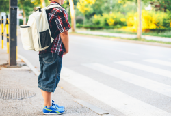 Da che età un figlio può restare da solo? La soglia dei 14 anni tra autonomia e reato