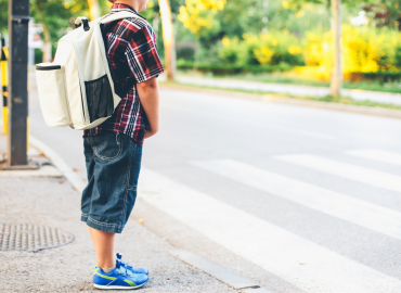 Da che età un figlio può restare da solo? La soglia dei 14 anni tra autonomia e reato