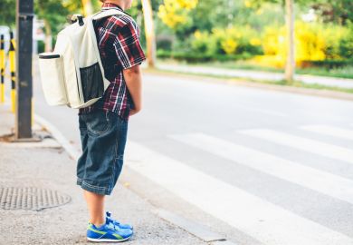Da che età un figlio può restare da solo? La soglia dei 14 anni tra autonomia e reato