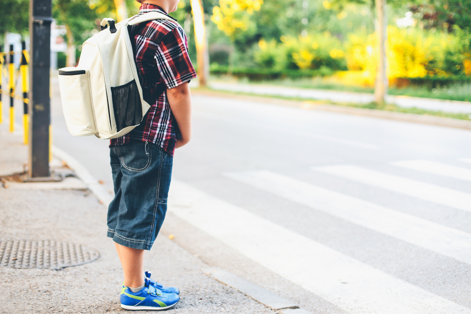 Da che età un figlio può restare da solo? La soglia dei 14 anni tra autonomia e reato