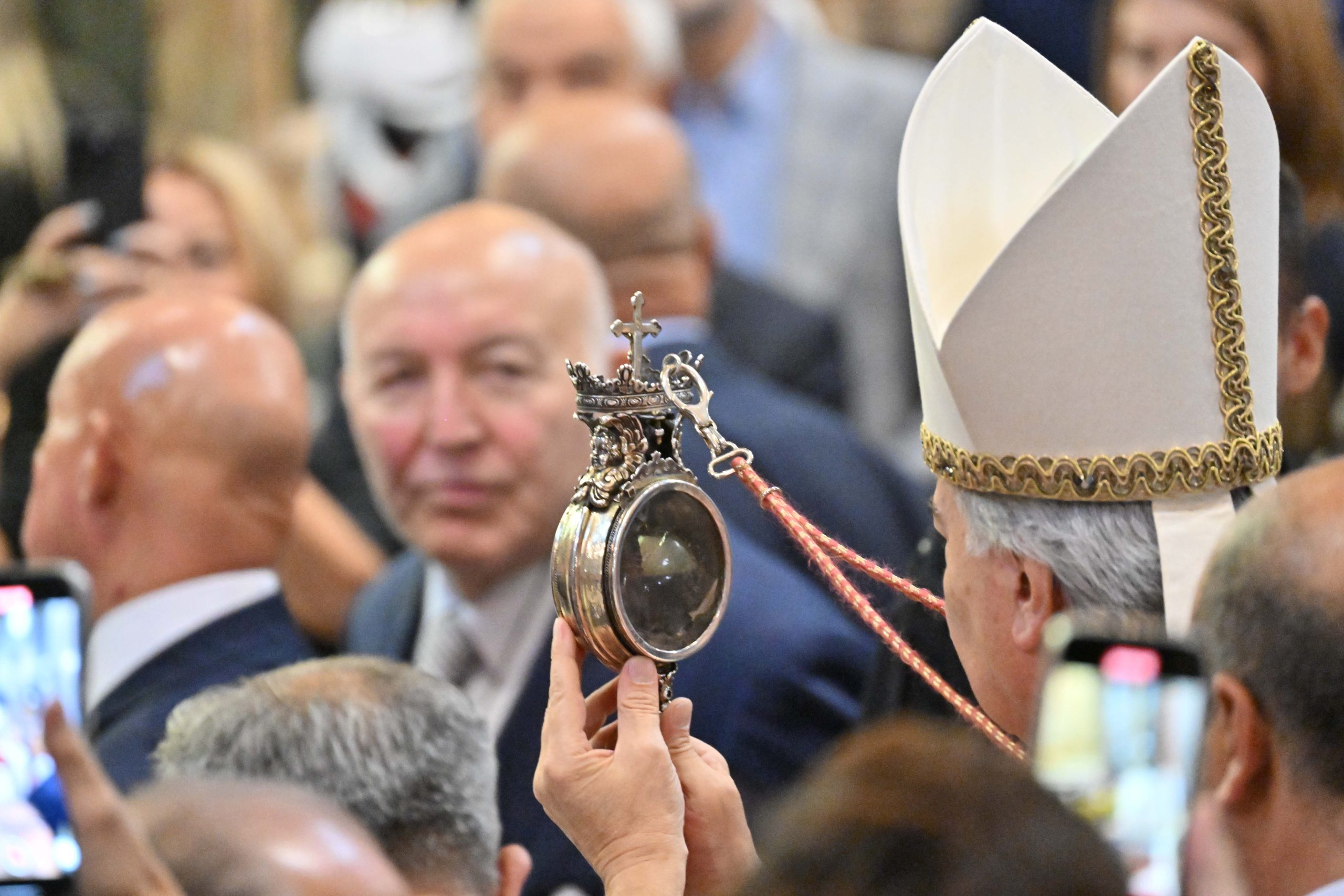 San Gennaro, il miracolo che sfida secoli e generazioni