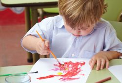 Lavoretti in vendita, l’asilo chiede ai genitori 1.200 euro per i disegni dei figli
