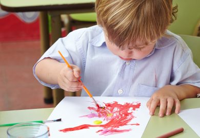Lavoretti in vendita, l’asilo chiede ai genitori 1.200 euro per i disegni dei figli