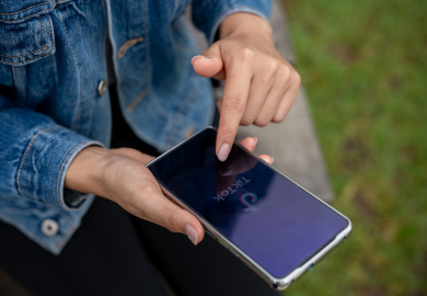 Social vietati ai minori? Dal ban a TikTok al coprifuoco digitale: la stretta francese