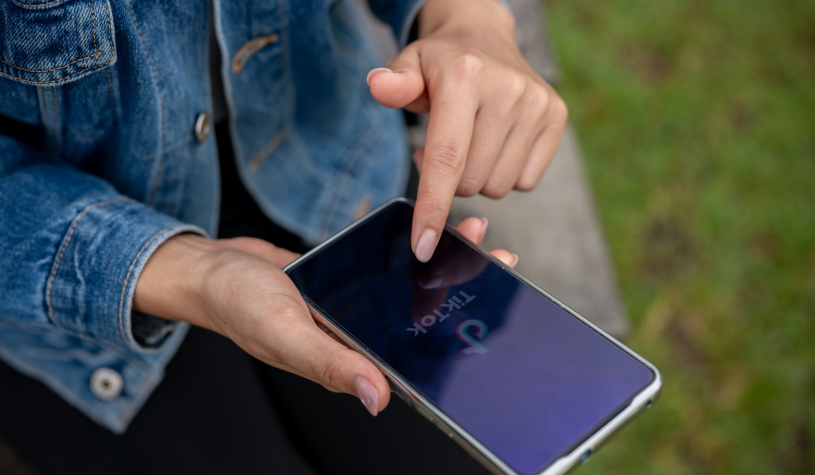 Social vietati ai minori? Dal ban a TikTok al coprifuoco digitale: la stretta francese