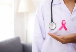 Tumori, si ammalano di più le donne ma muoiono meno degli uomini: lo studio