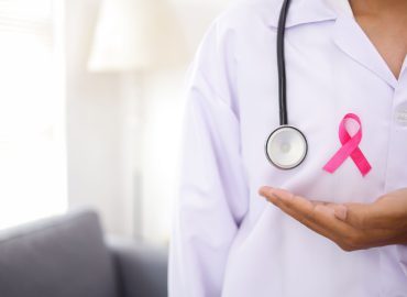 Tumori, si ammalano di più le donne ma muoiono meno degli uomini: lo studio