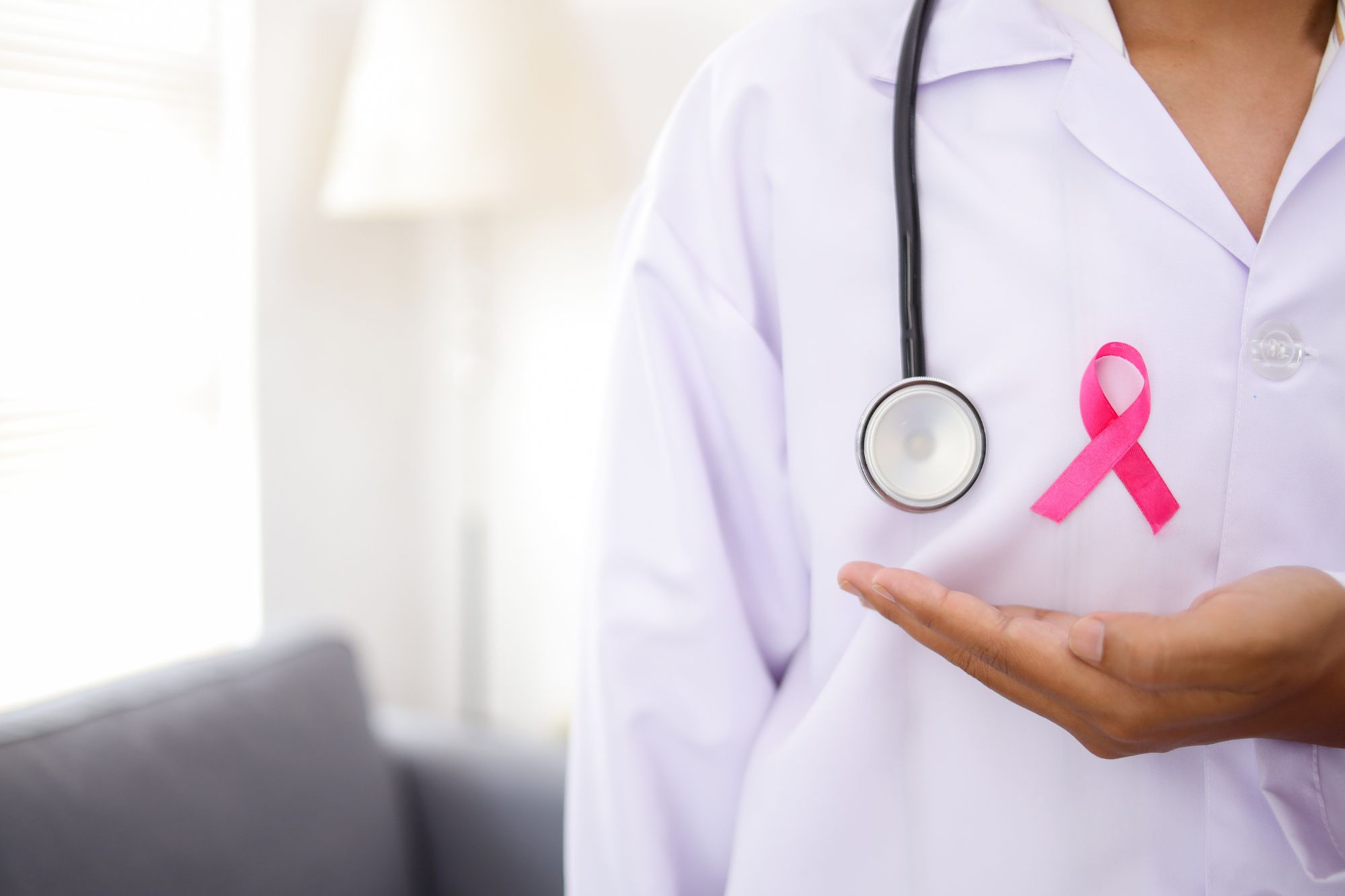 Tumori, si ammalano di più le donne ma muoiono meno degli uomini: lo studio