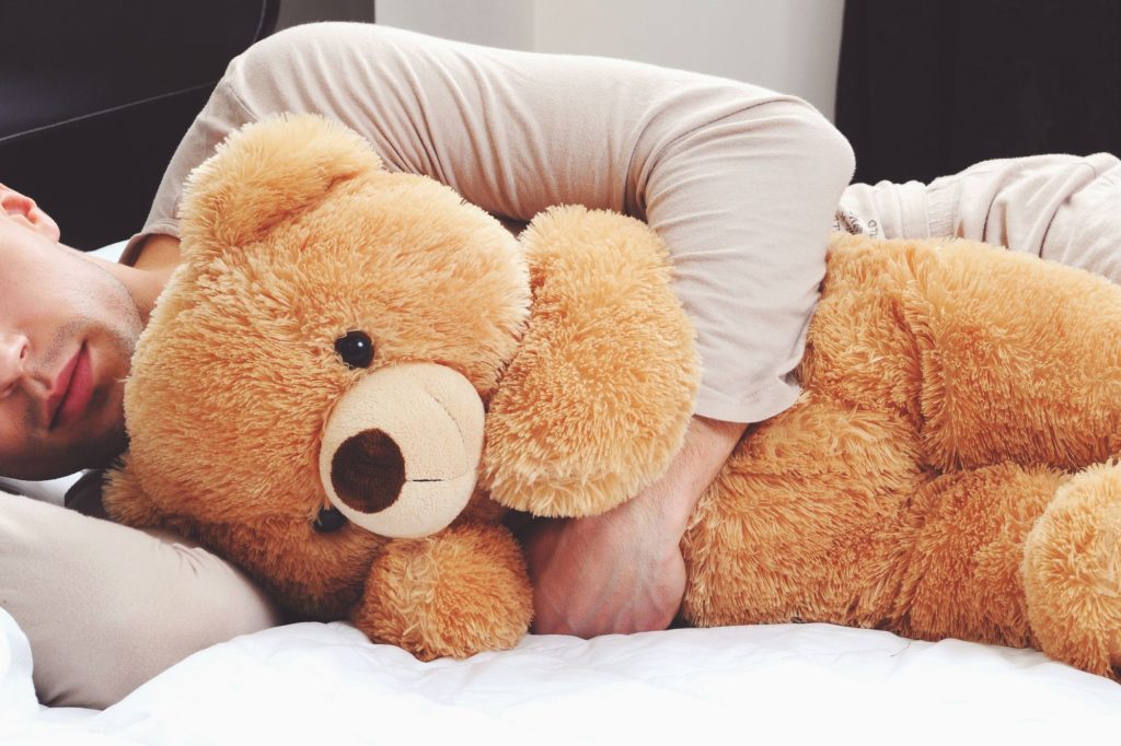 Uomo Con Peluche Canva