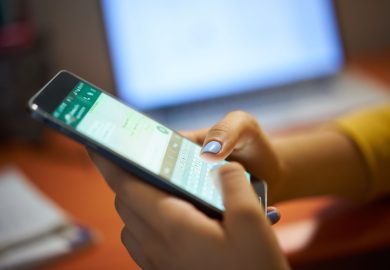 Leggere le chat del partner o dei figli è reato? Cosa dice la legge