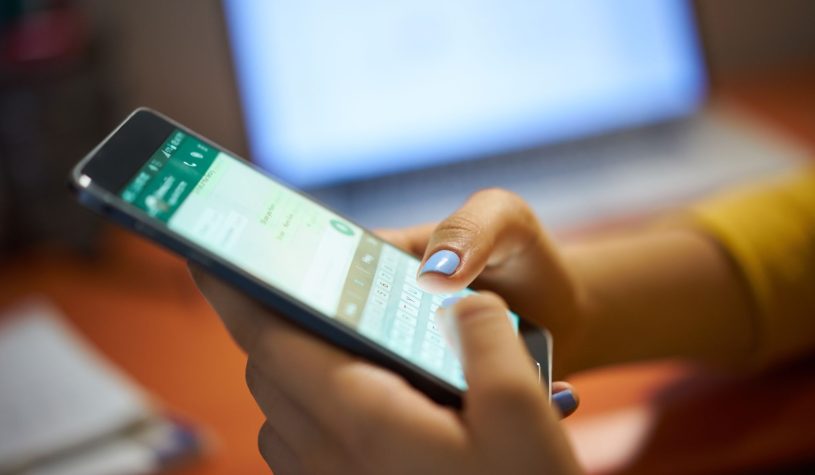 Leggere le chat del partner o dei figli è reato? Cosa dice la legge