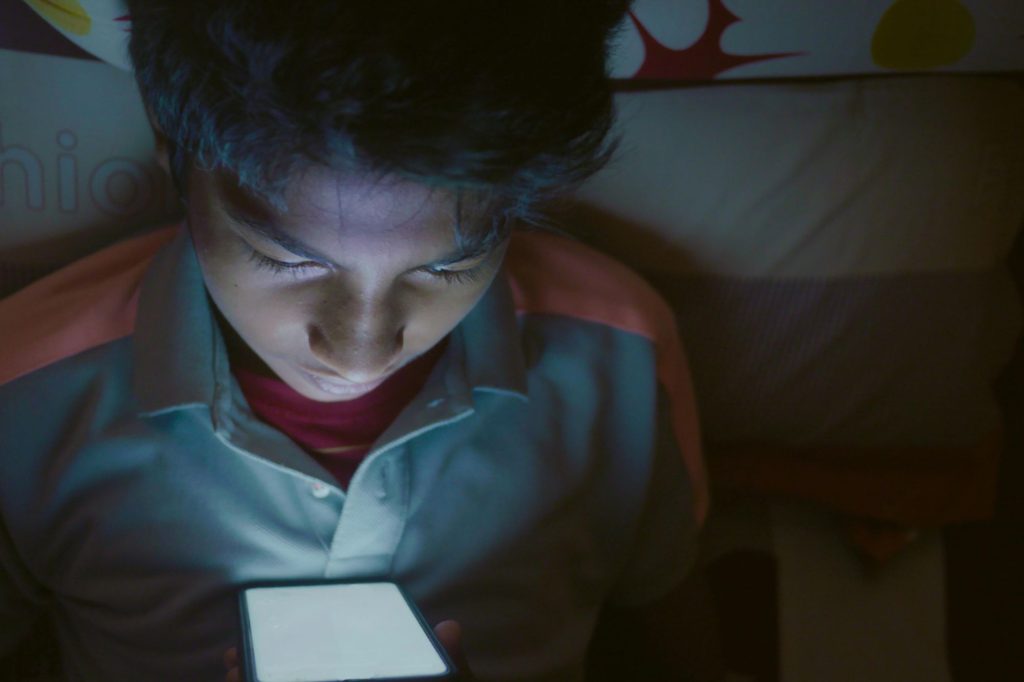 Adolescente Con Cellulare Canva