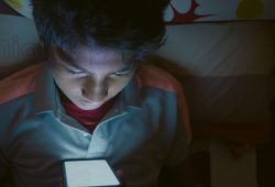 “Mascolinità tossica”, come i social stanno influenzando gli adolescenti: lo studio