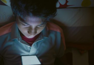 Quando il legame è a senso unico: perché “parasociale” è la parola del 2025