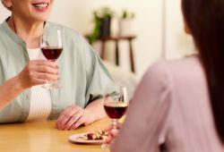 Alcol e cervello, sfatato un falso mito. I ricercatori: “Nessuna quantità è sicura”